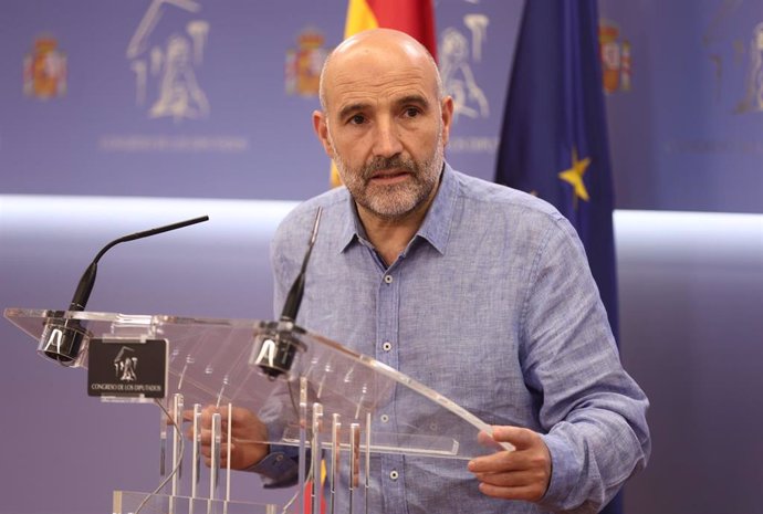 Archivo - El diputado del BNG en el Congreso, Néstor Rego, ofrece una rueda de prensa