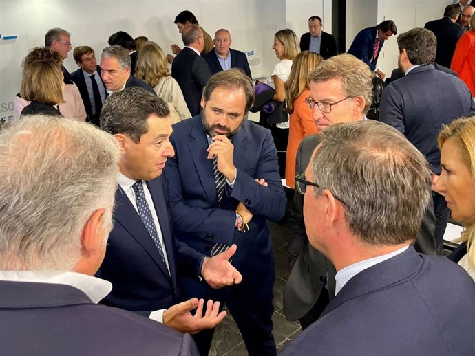 Paco Núñez, junto a Feijóo y Juanma Moreno