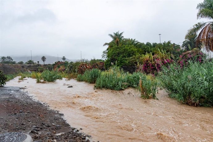 Agua desbordada en el barranco de Tamarceite, a las afueras de Las Plamas, a 25 de septiembre de 2022, en Las Palmas de Gran Canaria, Canarias (España). El Gobierno de Canarias ha pedido evitar desplazamientos durante este fin de semana por la previsión