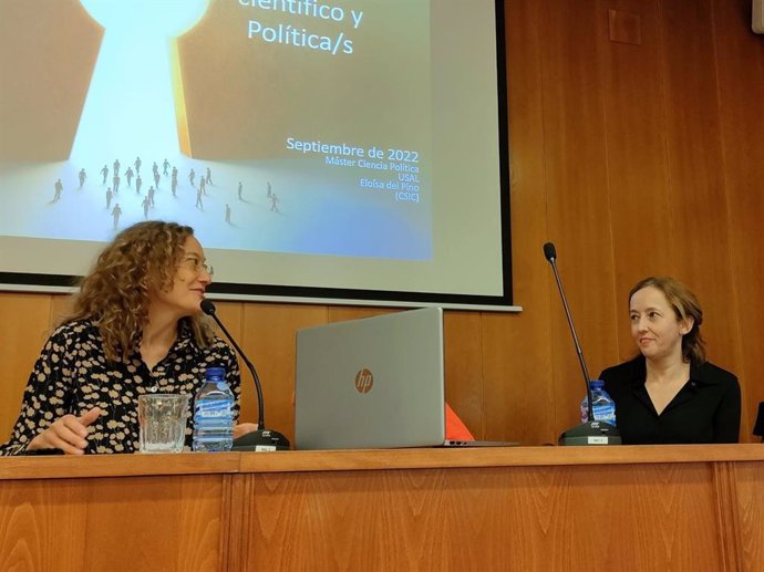 La presidenta del CSIC, Eloísa del Pinto (d), junto a la directora del máster de Ciencia Política de la USAL, Araceli Mateos (i), antes de la conferencia en la Facultad de Derecho.