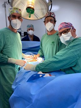Imagen de una de las cirugías realizadas por el equipo del Virgen del Rocío en Antigua, ciudad de Guatemala.