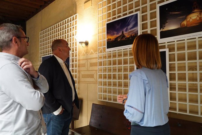 El presidente de la Diputación (C) visita la exposición dedicada al cielo nocturno de Segovia.