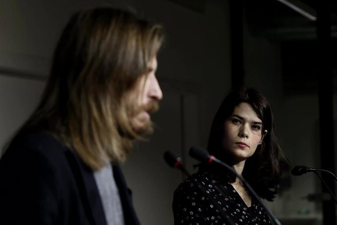 Archivo - Los coportavoces de Podemos, Pablo Fernádez y Isa Serra, ofrecen una rueda de prensa, en la sede de Unidas Podemos, a 14 de febrero de 2022, en Madrid (España).