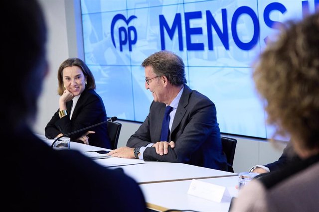 La secretaria general del Partido Popular, Cuca Gamarra, y el presidente del Partido Popular, Alberto Núñez Feijóo, conversan durante la reunión del Comité Ejecutivo Nacional del PP, en la sede nacional, a 26 de septiembre de 2022, en Madrid (España).  