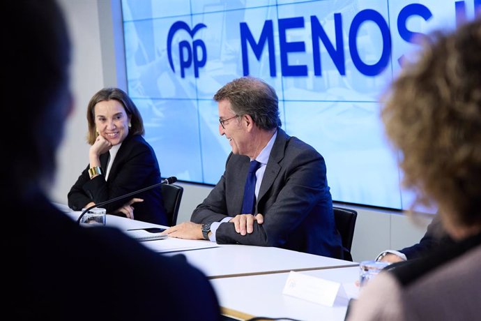 La secretaria general del Partido Popular, Cuca Gamarra, y el presidente del Partido Popular, Alberto Núñez Feijóo, conversan durante la reunión del Comité Ejecutivo Nacional del PP, en la sede nacional, a 26 de septiembre de 2022, en Madrid (España). C