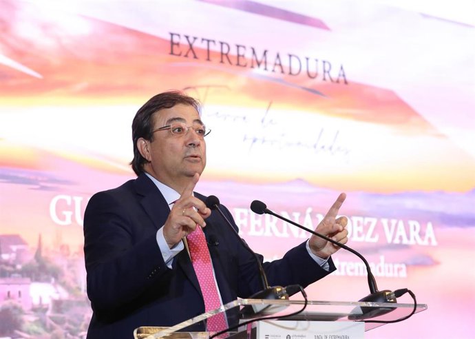 El presidente de la Junta de Extremadura, Guillermo Fernández Vara, interviene durante un desayuno informativo organizado por 'El Periódico de España, en el Hotel Westin Palace, a 26 de septiembre de 2022, en Madrid (España).