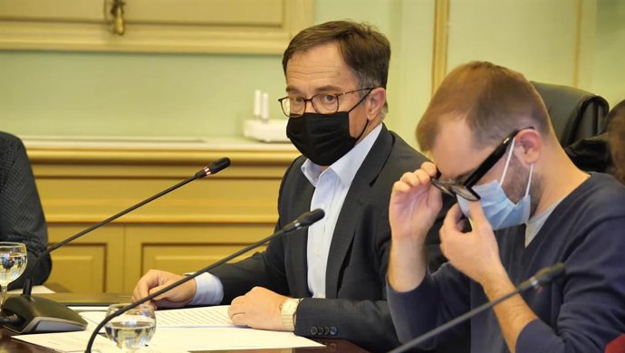 Archivo - El conseller de Movilidad y Vivienda, Josep Marí, en una comparencia en el Parlament.