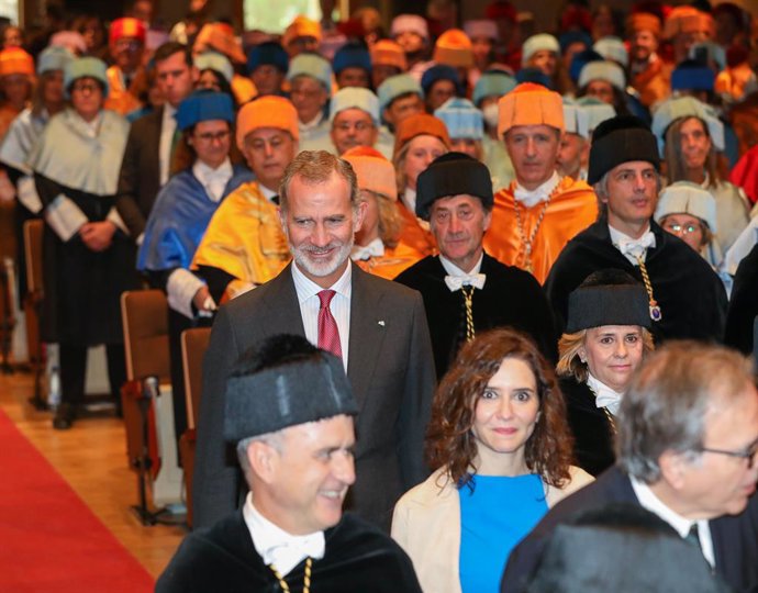 El Rey Felipe VI (c) a su llegada a la ceremonia de apertura del Curso Universitario 2022/2023, en el Edificio de Humanidades de la Universidad de Educación a Distancia (UNED), a 26 de septiembre de 2022, en Madrid (España). La UNED es la universidad pú