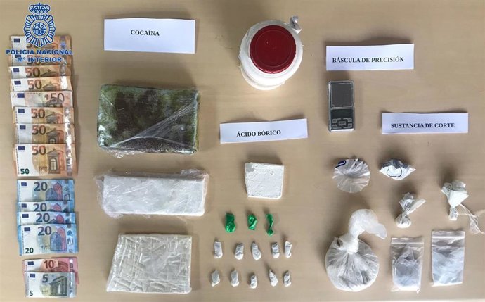 Dinero, útiles y droga intervenida al detenido por traficar con cocaína entre la Península y Mallorca