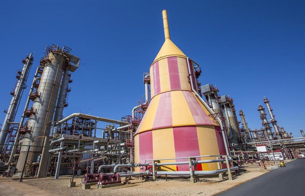 Archivo - La planta química de Cepsa en Palos de la Frontera (Huelva).