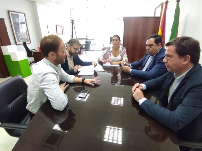 Heredia (centro, al fondo), preside la reunión en ATA con Amor (dcha.), que habla con Domínguez (izda.)