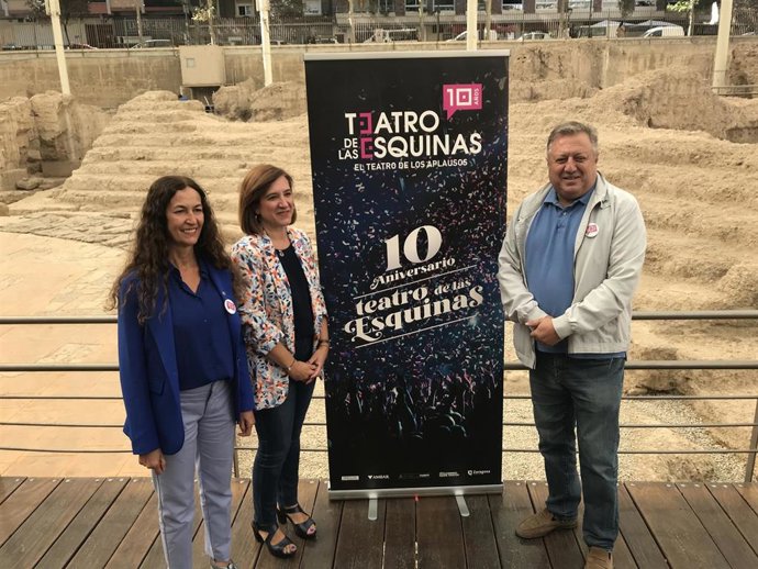 La vicealcaldesa y consejera municipal de Cultura y Proyección Exterior del Ayuntamiento de Zaragoza, Sara Fernández; el presidente de la Junta de Distrito de Delicias, Alfonso Gómez; y la gerente del Teatro de las Esquinas, María López Insausti