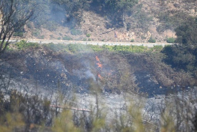 Bomberos trabajan en la zona del incendio declarado en Ceuta, a 9 de septiembre de 2022, en Ceuta (España). El incendio forestal, que se inició el 8 de septiembre y se encuentra ya perimetrado, ha calcinado "unas 100 hectáreas de terreno". Esto supone un 