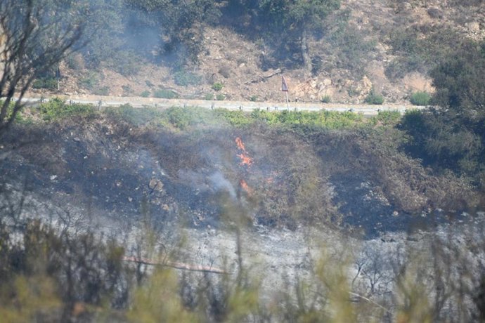 Bomberos trabajan en la zona del incendio declarado en Ceuta, a 9 de septiembre de 2022, en Ceuta (España). El incendio forestal, que se inició el 8 de septiembre y se encuentra ya perimetrado, ha calcinado "unas 100 hectáreas de terreno". Esto supone u