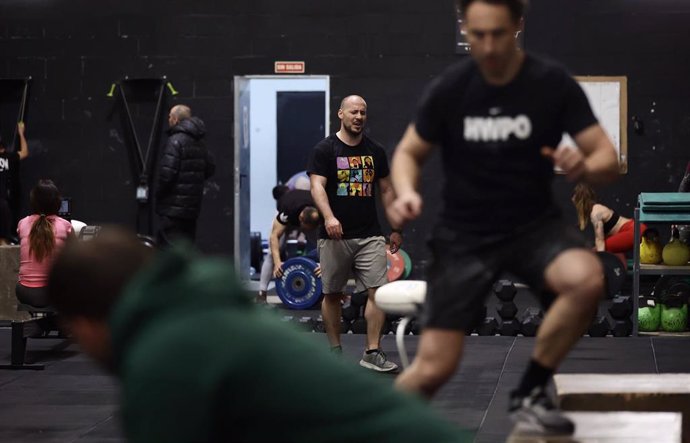 Archivo - Varias personas, sin mascarilla, realizan ejercicio en un gimnasio