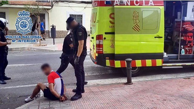 Nota De Prensa: "La Policía Nacional Detiene A Dos Individuos Que Protagonizaron Una Agresión Mutua Con Un Arma Blanca Y Un Palo Metálico Bajo Amenazas De Muerte"