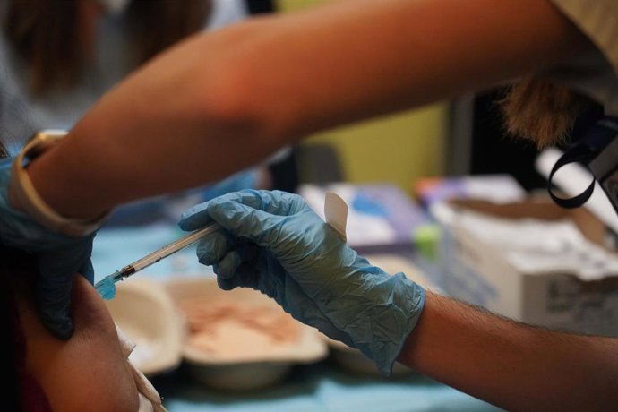 Archivo - Una persona recibe la primera dosis de la vacuna de AstraZeneca contra la COVID-19 en Bilbao, Euskadi