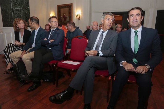 El consejero de Medio Ambiente, Vivienda  y José Manuel García, presidente de la Asociación de Empresarios Leoneses de Instalaciones de Saneamiento, Fontanería, Calefacción y Afines (Apifoncal).