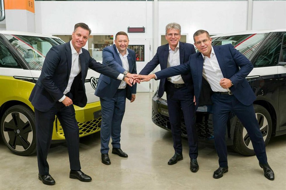 De izq a drch: el consejero de Tecnología de Volkswagen, Thomas Schmall; el jefe de compras de Volkswagen, Jorg Teichmann; el vicepresidente de Energía y Superficies de Umicore, Ralph Kiessling; y el consejero delegado de Umicore, Mathias Miedreich