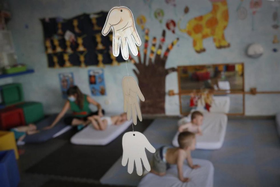 Archivo - Varios niños se disponen a descansar en una escuela infantil.