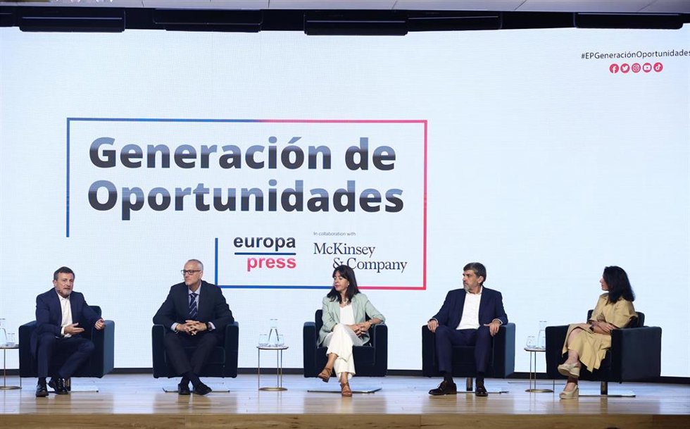 (I-D) El profesor titular del Departamento de Operaciones, Innovación y Data Sciences de Esade, Esteve Almirall; el director del centro de I+D de Salud Global de GSK España, David Barros; la responsable global de Innovación del Grupo Iberdrola, Beatriz 