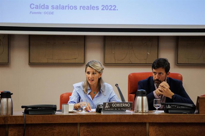 La vicepresidenta segunda, Yolanda Díaz y el presidente de la comisión, Antonio Gómez-Reino, durante la Comisión de Trabajo, Inclusión y Seguridad Social y Migraciones, en el Congreso de los Diputados, a 26 de septiembre de 2022, en Madrid (España).