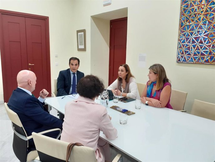 El consejero de Justicia, Administración Local y Función Pública, José Antonio Nieto, en reunión con el vicedecano del Colegio Notarial de Andalucía, Manuel Antonio Seda.