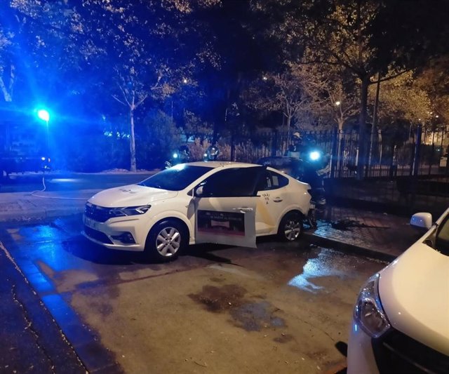 Desperfectos en un taxi durante este fin de semana de huelga en Sevilla.