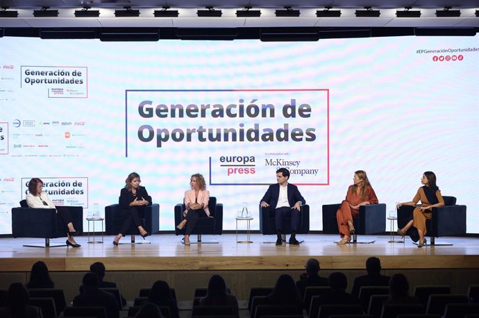 (I-D) La directora de Innovación, Sostenibilidad y Experiencia Cliente de Aena, Amparo Brea; la directora de Residencial y Negocios de Endesa, Maite González; la directora global de Nuevos Negocios e Innovación de Ikea, Carolina García; el socio de McKi