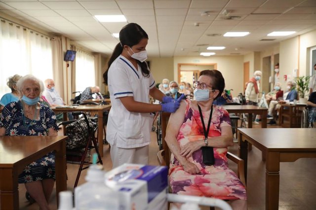 Inicio de la vacunación de la cuarta dosis en una residencia de València