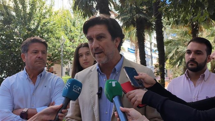 El portavoz del PSOE de Huelva y parlamentario andaluz, Enrique Gaviño, en rueda de prensa.