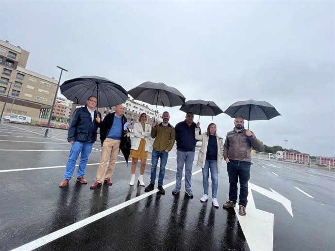 El alcalde, Ángel García; Ignacio Santos, director técnico; Juan Carlos Álvarez, técnico municipal; Susana Madera, concejala de Urbanismo; Leopoldo Iglesias, de producción; Leire Gabilondo, técnica municipal, y Víctor Villa, concejal de Seguridad.