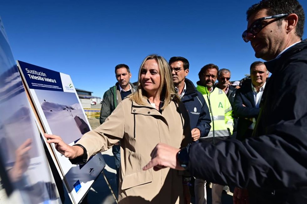 La consejera de Fomento, Marifrán Carazo, revisa el proyecto de construcción de dos nuevos remontes de Sierra Nevada en presencia, entre otros, de, de izquierda a derecha, Eduardo Castillo, Francisco Cuenca y Antonio Granados