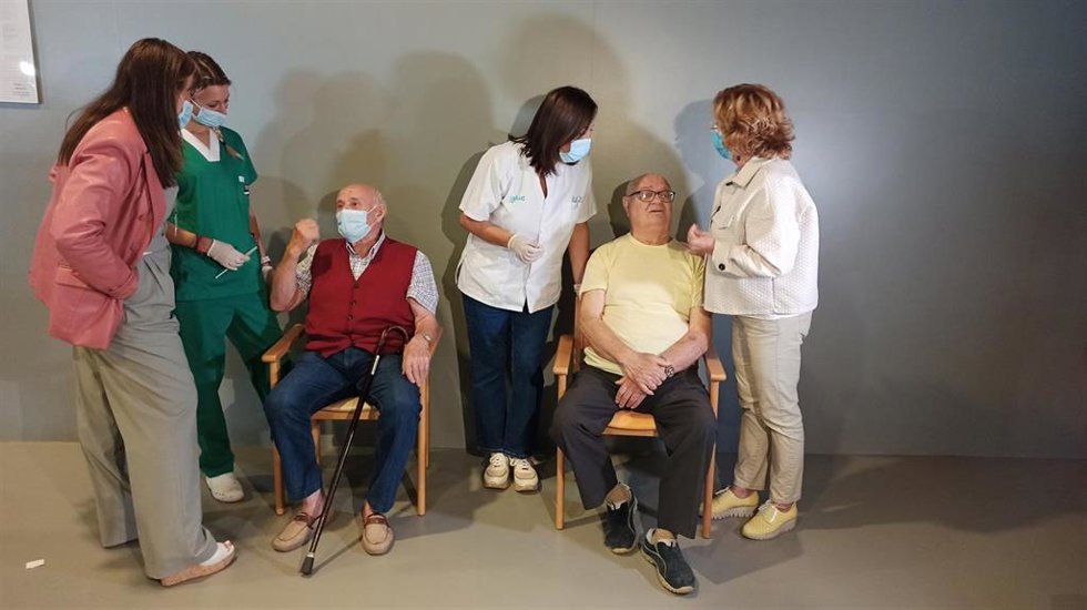 La consejera de Sanidad, Sira Repollés, y la de Ciudadanía y Derechos Sociales, María Victoria Broto, en la Residencia Elías Martínez de Zaragoza, donde 25 residentes reciben la vacuna contra la gripe y la cuarta dosis contra la COVID-19.