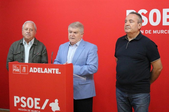 El secretario general del PSOE en la Región de Murcia, José Vélez, en una rueda de prensa acompañado por los secretarios generales de UGT y CCOO, Antonio Jiménez y Santiago Navarro, respectivamente
