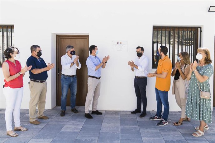 Archivo - Inauguración de actuaciones en la piscina de Enix (Almería) en una imagen de archivo