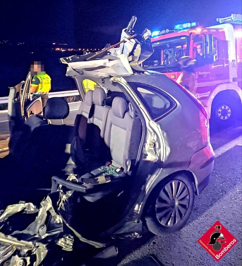 Estado en el que quedó el coche tras colisionar contra la grúa