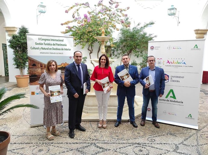 La vicepresidenta del Patronato y delegada de Turismo de la Diputación de Córdoba, Inmaculada Silas (centro), en la presentación de 'Cigestur 2022'