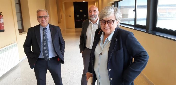 La alcaldesa de Gijón,  Ana González, en primer término, antes de participar en la presentación del Plan de Empleo Extraordinario, en el Centro Municipal Integrado de El Coto