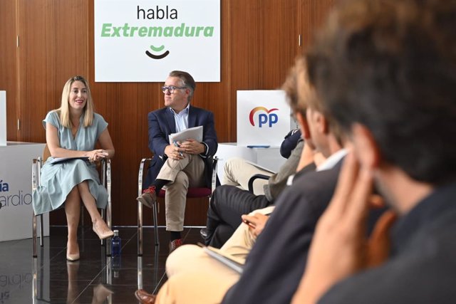 La presidenta del PP en Extremadura, María Guardiola, en una reunión con ingenieros en Cáceres