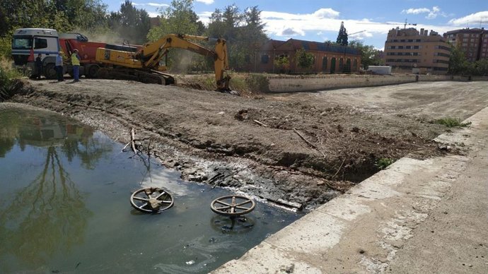 Llenado Dársena Canal Castilla  por parte de la Confederación Hidrográfica del Duero