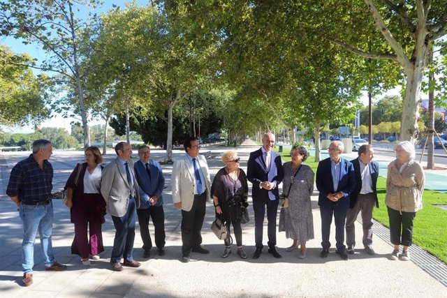 El alcalde de Sevilla, Antonio Muñoz, ha visitado la primera mitad del Paseo de Torneo ya arreglada.