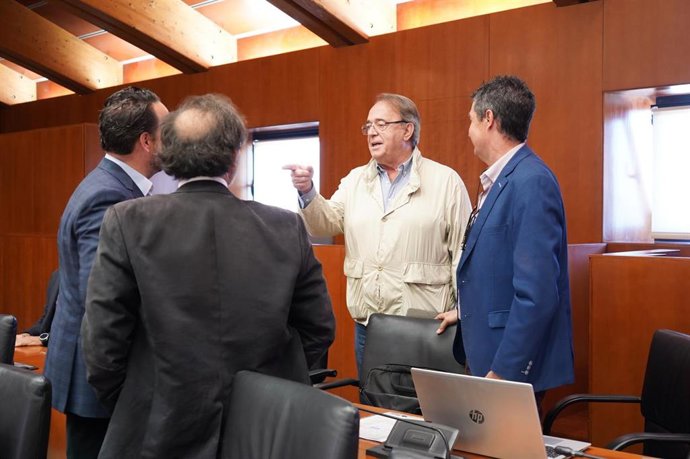 El consejero de Hacienda, Carlos Pérez Anadón, con varios diputados autonómicos.