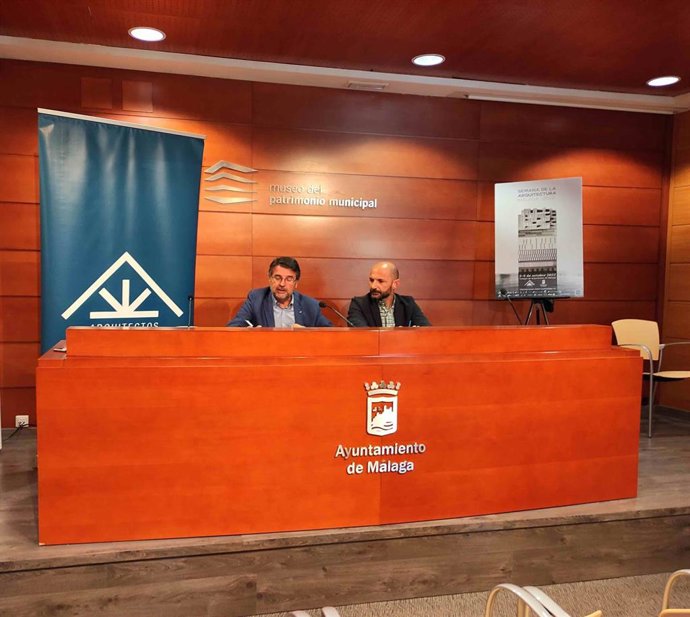Presentación de la Semana de la Arquitectura por el decano del Colegio de Arquitectos, Francisco Sarabia, y el concejal de Ordenación del Territorio de Málaga, Raúl López.