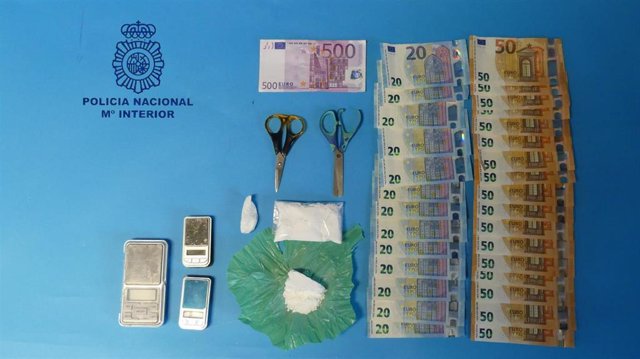 Droga y dinero intervenido en una operación contra el tráfico de drogas en Avilés.