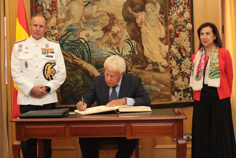El expresidente del Gobierno Felipe González junto a la ministra de Defensa, Margarita Robles, en la inauguración del curso académico del CESEDEN.
