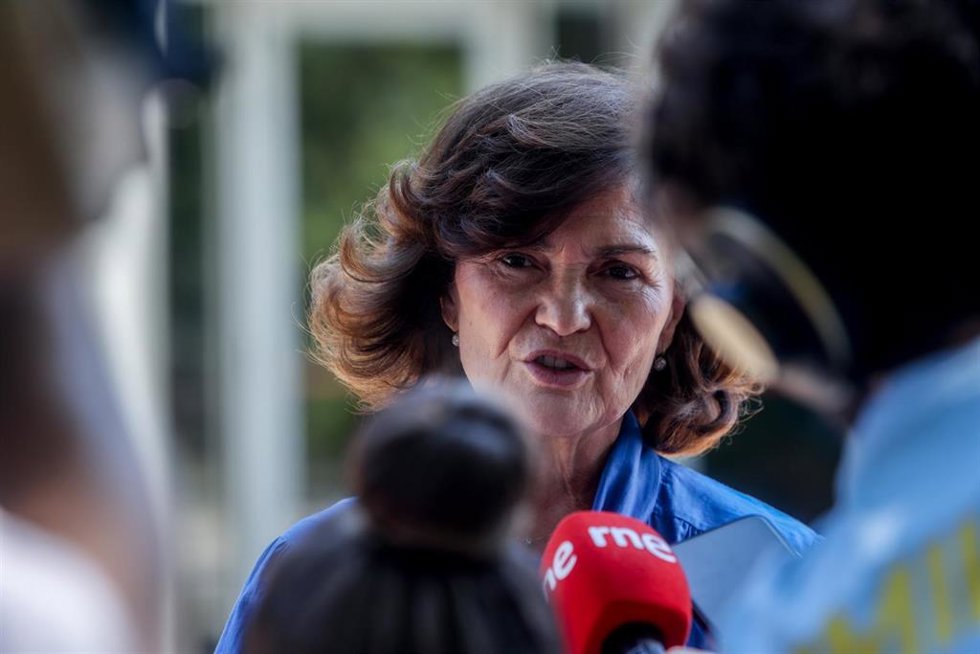 Archivo - La presidenta de la Comisión de Igualdad del Congreso y ex vicepresidenta del Gobierno Carmen Calvo, ofrece declaraciones a los medios, a su salida del velatorio del exministro de Cultura José Guirao, en el tanatorio San Isidro, a 11 de julio