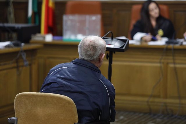 Detalle de la sala donde se está celebrando el juicio popular al acusado de degollar a su mujer en Caniles en la Audiencia Provincial de Granada.