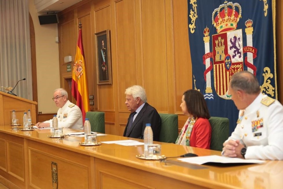 El expresidente Felipe González junto a la ministra de Defensa, Margarita Robles, en la inauguración del curso académico del CESEDEN.