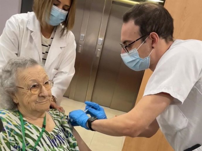 Avelina Serrano, residente de Oms-Sant Miquel y la primera persona de Baleares en vacunarse contra el Covid en diciembre de 2020.